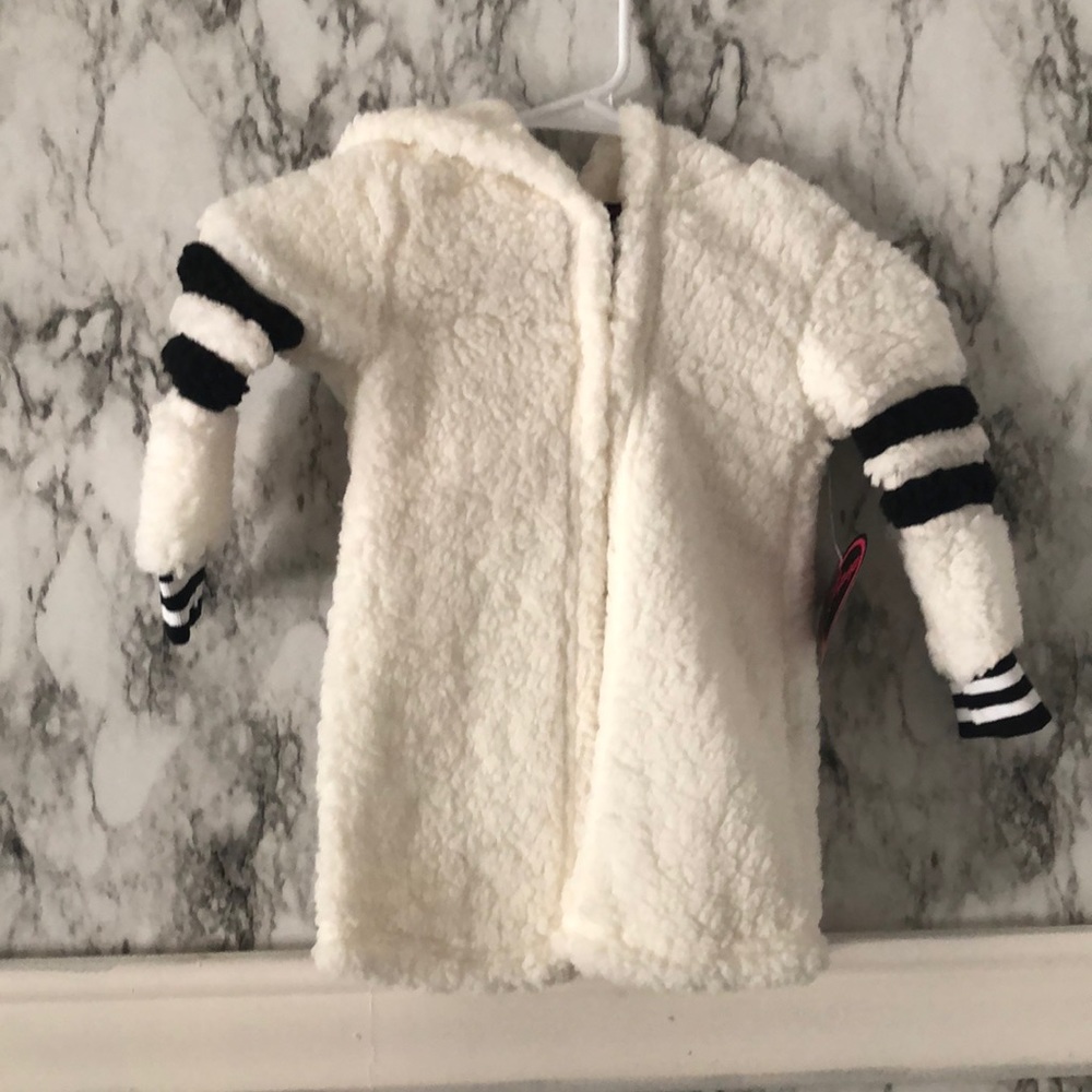 NWT chilipop hooded sweater 100% polyester size 3T